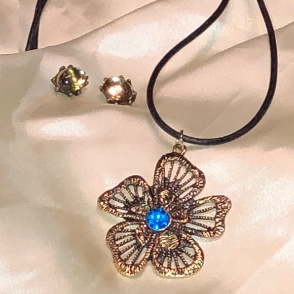🆕Blue flower pendant necklace & earrings NWT - Picture 5 of 8
